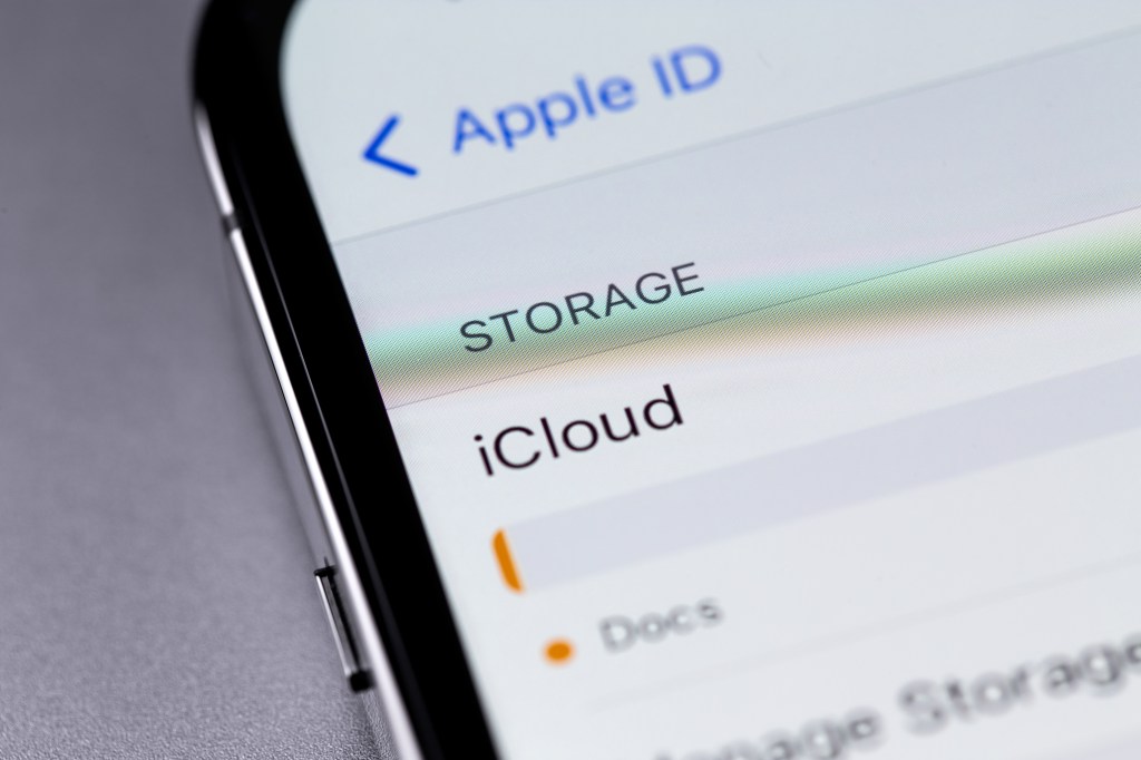 iCloud storage and Apple ID near the screen.